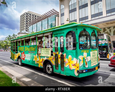 Hilo Hattie dell'autobus su Kalakaua Avenue in Waikiki on April 25, 2014. L'Hilo Hattie's shuttle è un servizio di navetta gratuito da Waikiki al famoso Hilo Hattie' Foto Stock