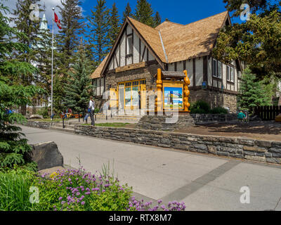 Banff Visitor Center nella città di Banff il 19 giugno 2015 nel Parco Nazionale di Banff, Alberta. Banff è una località di villeggiatura e uno del Canada più popolare di Foto Stock