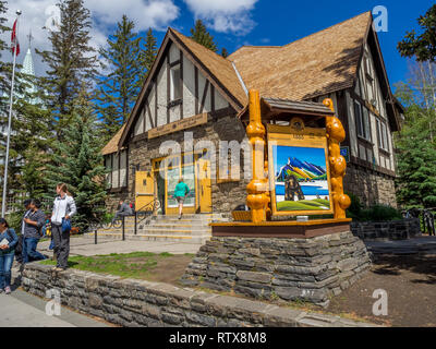 Banff Visitor Center nella città di Banff il 19 giugno 2015 nel Parco Nazionale di Banff, Alberta. Banff è una località di villeggiatura e uno del Canada più popolare di Foto Stock