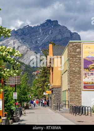 Banff Avenue negozi e turisti su Giugno 19, 2015 nel Parco Nazionale di Banff, Alberta, Canada. Banff Avenue è il quartiere centrale dello shopping in città o Foto Stock