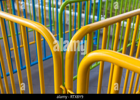 Tubi corrimano verniciati in giallo, verde, blu Foto Stock