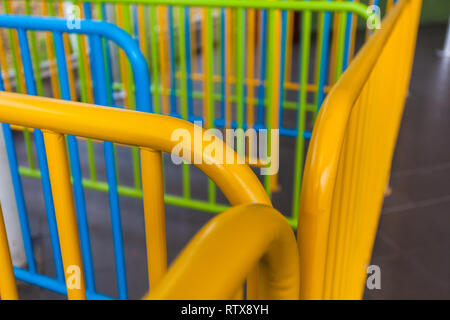 Tubi corrimano verniciati in giallo, verde, blu Foto Stock