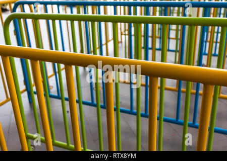 Tubi corrimano verniciati in giallo, verde, blu Foto Stock