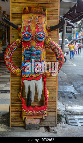 Nanning, Cina - il Nov 1, 2015. Cinese tradizionale maschera di legno al mercato in Nanning, Cina. Foto Stock
