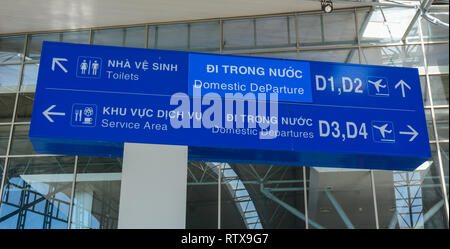 Dalat, Vietnam - Ott 30, 2015. Schede di direzione presso la sala partenze di Lien Khuong Airport (DLI) di Dalat, Vietnam. Foto Stock