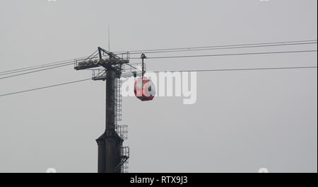 Zhangjiajie, Cina - il Nov 1, 2015. Tianmen funivia contro il cielo grigio. Tianmen funivia è la funivia più lunga del mondo. Foto Stock