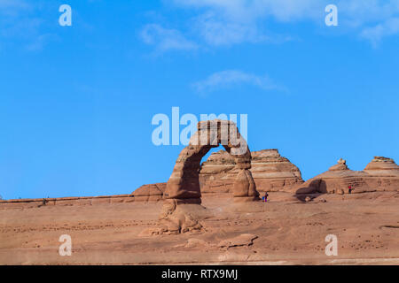 Una delle destinazioni più popolari in Arches National Park, Delicate Arch si eleva alto e da solo nei suoi dintorni Foto Stock