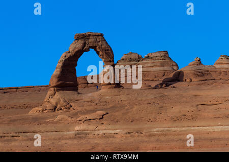 Una delle destinazioni più popolari in Arches National Park, Delicate Arch si eleva alto e da solo nei suoi dintorni Foto Stock