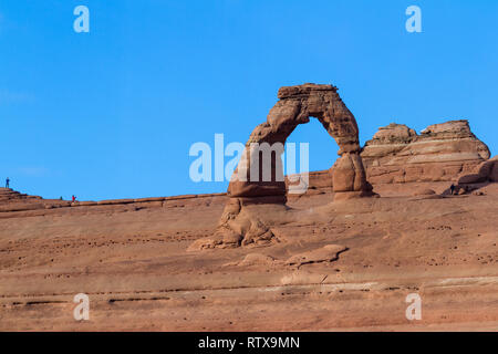 Una delle destinazioni più popolari in Arches National Park, Delicate Arch si eleva alto e da solo nei suoi dintorni Foto Stock