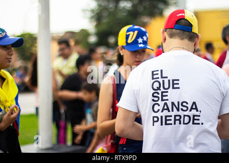 Lima in Perù - 2 Febbraio 2019: uomo venezuelano indossando t shirt con 'el que se cansa pierde' segno permanente al protestare contro Nicolas Maduro nel supporto Foto Stock