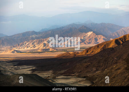 Ha eroso le montagne, dune e il deserto lungo la costa peruviana a nord di Lima Foto Stock