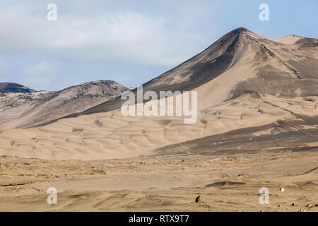 Ha eroso le montagne, dune e il deserto lungo la costa peruviana a nord di Lima Foto Stock