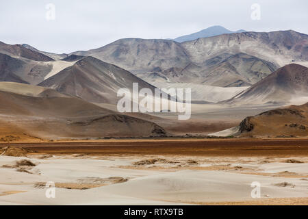 Ha eroso le montagne, dune e il deserto lungo la costa peruviana a nord di Lima Foto Stock