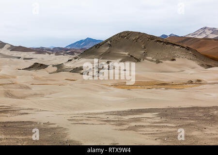 Ha eroso le montagne, dune e il deserto lungo la costa peruviana a nord di Lima Foto Stock