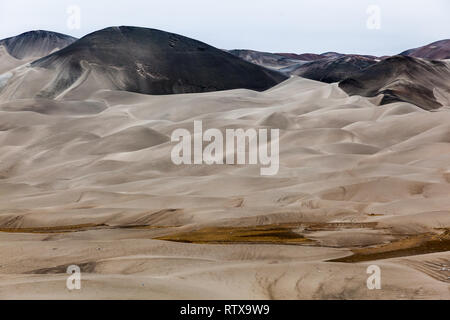 Ha eroso le montagne, dune e il deserto lungo la costa peruviana a nord di Lima Foto Stock