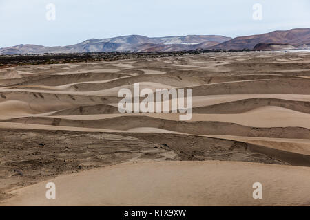 Ha eroso le montagne, dune e il deserto lungo la costa peruviana a nord di Lima Foto Stock