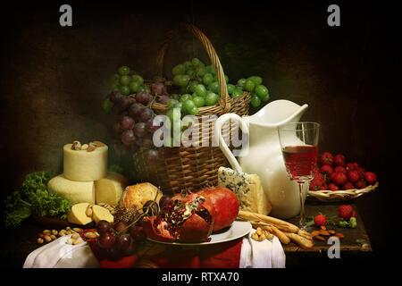 Ancora in vita con formaggio con stampo, vino, melograno e grissini Foto Stock