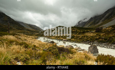 Una vista verso il basso il Hooker Valley nell'Isola Sud della Nuova Zelanda. Il Hooker Valley si trova in Mount Cook/ Aoraki Nuova Zelanda area del parco nazionale. Foto Stock