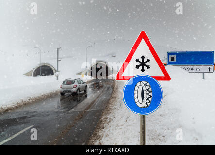 Guida invernale, ghiacciato e strade scivolose Foto Stock