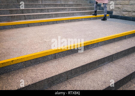 Avviso di colore giallo linea sulla scalinata, segnaletica urbana esempio, Varsavia, Polonia Foto Stock