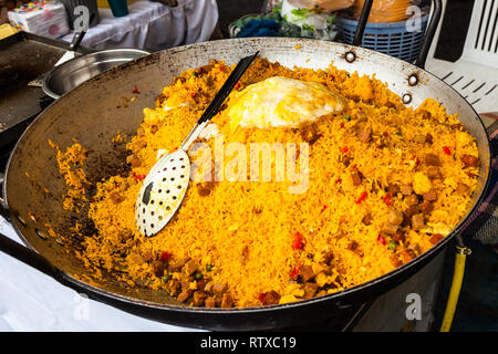 "Arroz relleno', un tradizionale piatto ecuadoriana fatta con il riso, il chorizo, uova, piselli, carote, pollo e achote Foto Stock