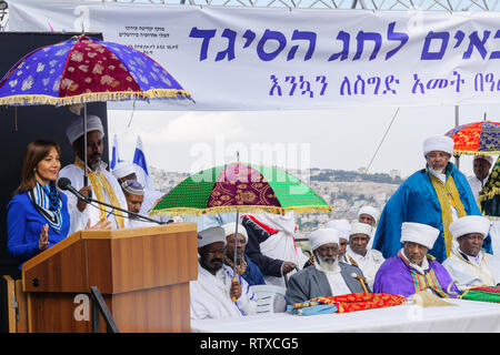 Gerusalemme, Israele - 11 novembre 2015: Revital Swid, membro della Knesset parla al Sigd, a Gerusalemme, Israele. Foto Stock