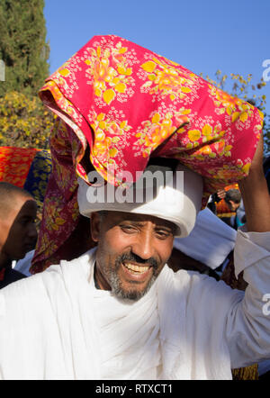 Gerusalemme - Nov 20, 2014: Un Kes, leader religiosi degli ebrei etiopi, portante un avvolto santo libro di preghiera, alla fine di quella annuale vacanza Sigd pr Foto Stock