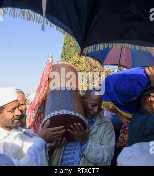 Gerusalemme - Nov 20, 2014: Un etiope uomo ebreo e un Kes, leader religiosi degli ebrei etiopi, portando il santo torah prenota, alla fine di un Foto Stock