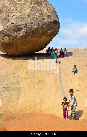 Gli indiani a giocare a Krishna Butterball dell, Mamallapuram, Mahabalipuram, Baia del Bengala, Tamil Nadu, India Foto Stock