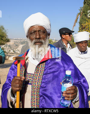 Gerusalemme - Nov 20, 2014: Ritratto di una Kes, leader religiosi degli ebrei etiopi, lasciando il Sigd prega, a Gerusalemme, Israele. Il Sigd è un annu Foto Stock