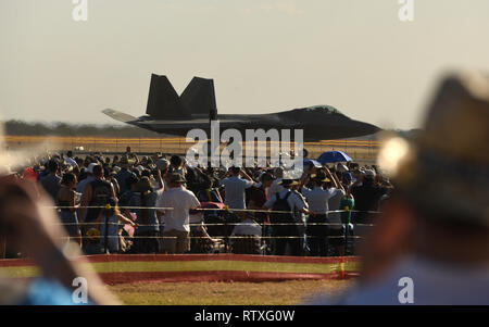Un U.S. Air Force F-22 Raptor assegnato alla base comune Elmendorf-Richardson, Alaska, taxi verso il basso la Flightline durante il 2019 Australian International aerospaziale e difesa esposizione e Airshow AVALON (2019) a Geelong, Victoria, Australia, 1 marzo 2019. La F-22, un componente critico del Global Strike Task Force, è progettato per proiettare aria predominio rapidamente e a grandi distanze per sconfiggere le minacce di tentare di negare avversari' accesso alla nostra nazione Air Force, Esercito, Marina e Marine Corps. (U.S. Air Force photo by Staff Sgt. Sergio A. Gamboa) Foto Stock