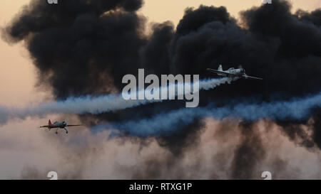 L'aria banditi manifestazione aerea team vola nei cieli a 2019 Australian International aerospaziale e difesa esposizione e Airshow AVALON (2019) a Geelong, Victoria, Australia, 1 marzo 2019. L'aria banditi sono costituiti da due Yak-52TW aeromobili e il pilota della one-of-a-kind aeromobile denominato Juka. (U.S. Air Force photo by Staff Sgt. Sergio A. Gamboa) Foto Stock