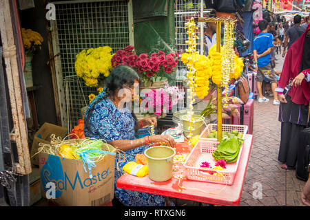 Flower arranger sul mercato in stallo Chinatown di Kuala Lumpur in Malesia Foto Stock