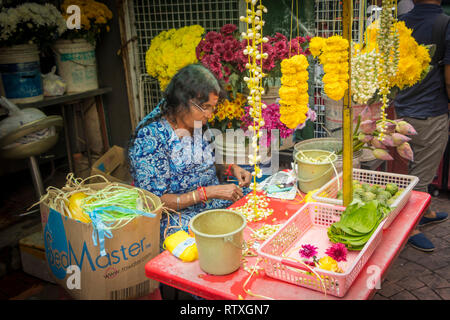 Flower arranger sul mercato in stallo Chinatown di Kuala Lumpur in Malesia Foto Stock