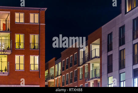 Olandese di moderni edifici di appartamenti con balconi, finestre illuminate di notte Foto Stock