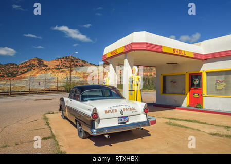 Storica stazione di rifornimento Shell nella miniera abbandonata città di Lowell, Arizona Foto Stock