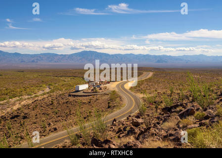 Vista aerea della storica Route 66 e il fresco molle gas station in Arizona Foto Stock