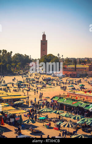 Vista la trafficata piazza Jamaa el Fna piazza del mercato di Marrakech, Marocco Foto Stock