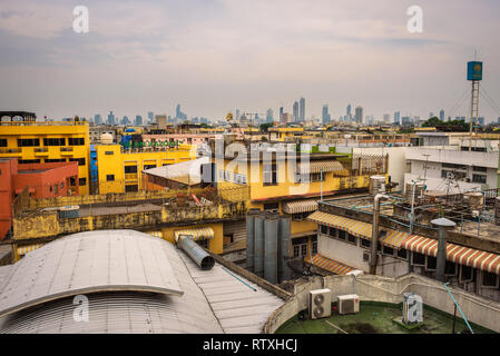 Tetti della vecchia Bangkok con il moderno skyline di Bangkok in background Foto Stock