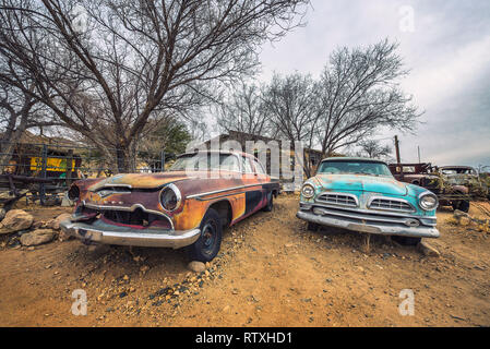 Vecchia auto abbandonate sulla storica Route 66 in Arizona Foto Stock