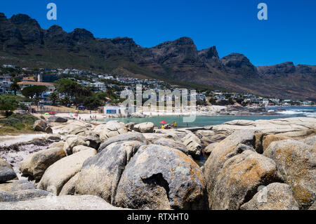 Bellissima vista sulla spiaggia di Camps Bay e i dodici apostoli, Table Mountain. Foto Stock