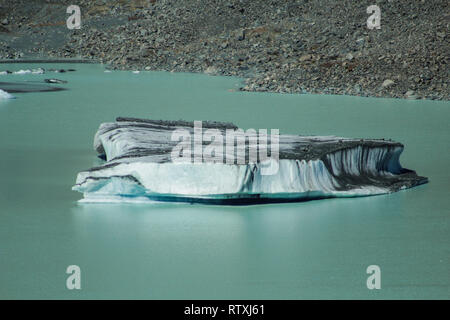 Gigantesco iceberg galleggianti sul ghiacciaio Tasman Lago Aoraki nel Parco nazionale di Mount Cook, isola del Sud della Nuova Zelanda Foto Stock