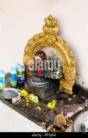 Shiva Lingam all'entrata Hindu Sri Maha Muneswarar tempio, Kuala Lumpur, Malesia. Foto Stock