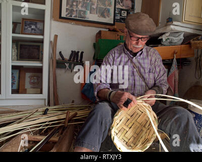 In un workshop a Lanzarote un uomo tesse un cestello Foto Stock