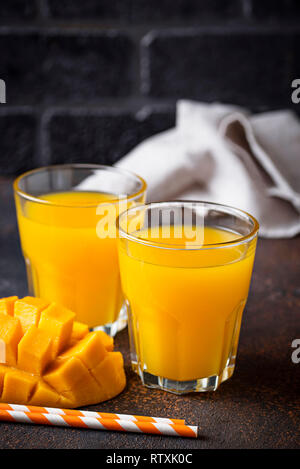 Freschi di succo di mango su sfondo scuro Foto Stock