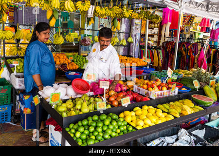 Il marciapiede di frutta stand in Brickfields Little India, Kuala Lumpur, Malesia. Foto Stock