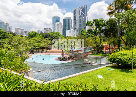 Petronas Towers da KLCC Park, Kuala Lumpur, Malesia. Foto Stock