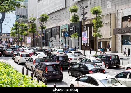 Domenica pomeriggio il traffico su Jalan Bukit Bintang, Pavilion Mall sulla destra. Kuala Lumpur, Malesia. Foto Stock