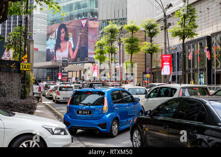 Domenica pomeriggio il traffico su Jalan Bukit Bintang, Pavilion Mall sulla destra. Kuala Lumpur, Malesia. Foto Stock