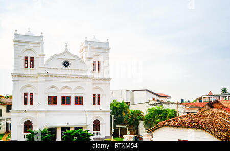 Vista sulla moschea bianca nella parte sud della città vecchia di Galle, Sri Lanka Foto Stock